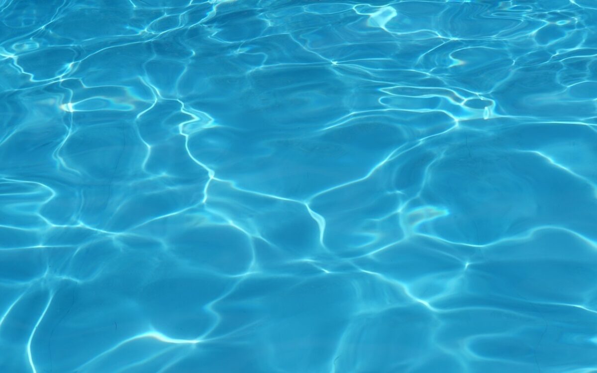 Wasser eines Schwimmbeckens Wasser eines Schwimmbeckens